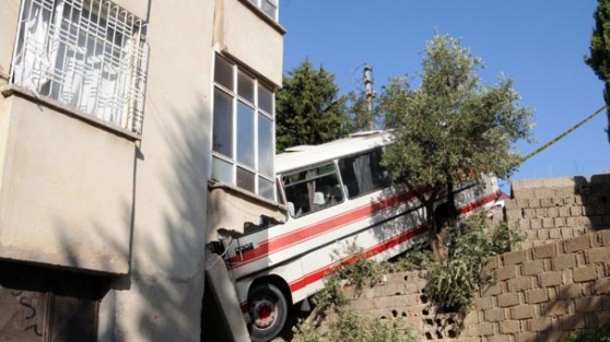 Balkonda uyuyan kardeşlere otobüs çarptı!