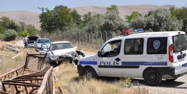 Otomobil Elektrik Direğine Çarpti: 1 Yaralı