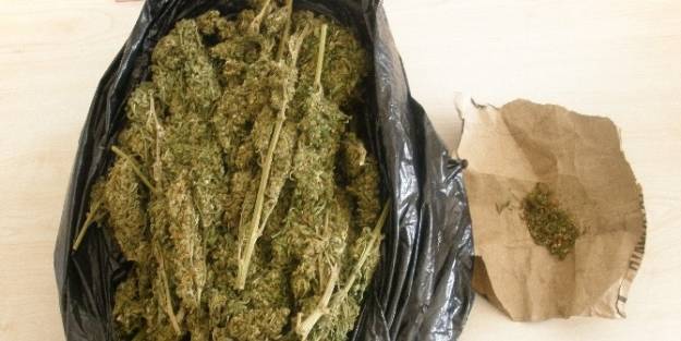 4 Kilo 140 Gram Esrar İle 13 Adet Cinsel Hap Ve 7 Bin Paket Kaçak Sigara Yakalandı