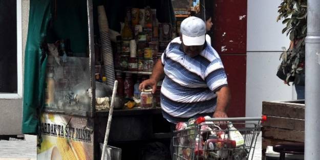 Mısır Tezgahı Cadde Ortasında Alev Aldı
