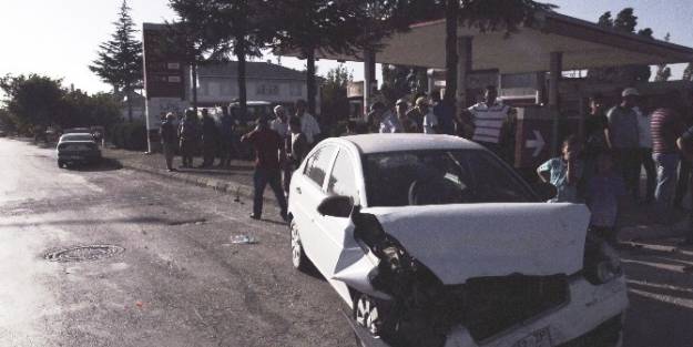 Otomobiller Çarpişti 3 Kişi Yaralandı