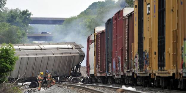 Yük treni yolcu trenine çarptı!