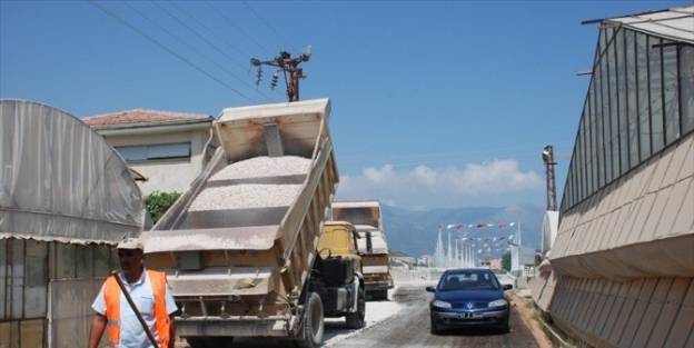 Büyükşehir Belediyesi Demre'de Yol Yapım Çalişmalarini Sürdürüyor