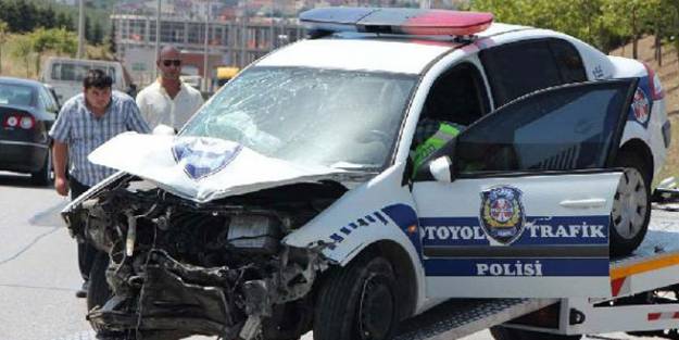 Polis aracı kaza yaptı!