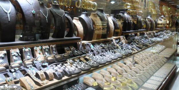 4 kilo altınla kaçtılar!