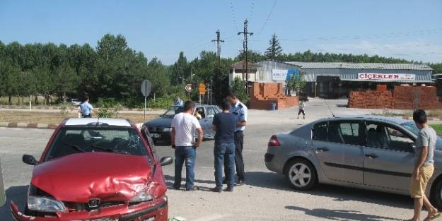 Niksar'da Trafik Kazası: 2 Yaralı