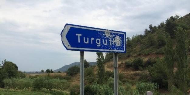 Karayolları Tabelaları Hedef Tahtası Oldu