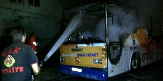 Ak Parti'nin seçim otobüsü kundaklandı!