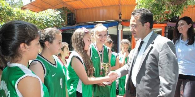 Bornovalı Sporcuların Kupa Heyecanı