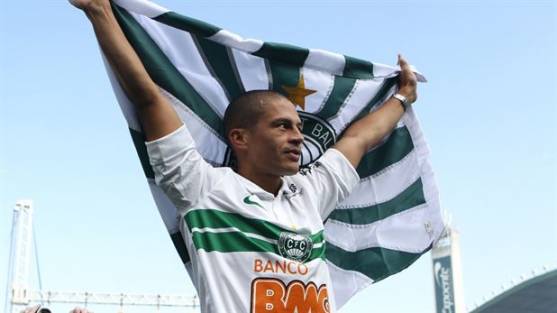 Alex futbolu bırakacak