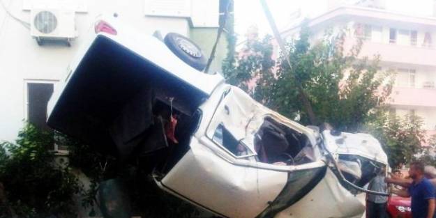 Otomobil, Evin Bahçesine Girdi:  1 Yaralı