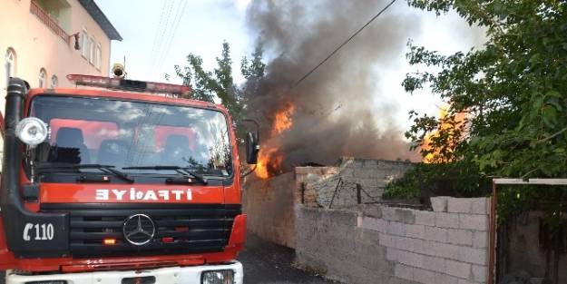 Malatya'da Odunlukta Yangın