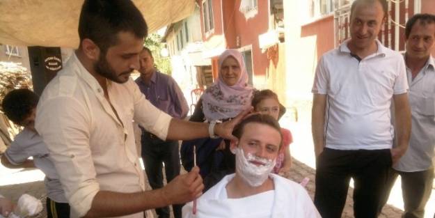 Eski Gelenekleri Yaşatmak Adına Mahalle Ortasında Damat Traşı