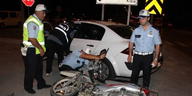 Motosiklet Polis Aracına Çarpti: 1 Ölü, 3 Yaralı