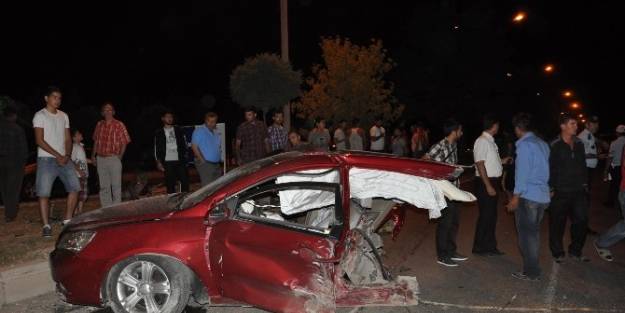 Yozgat’ta Trafik Kazasında Otomobil İkiye Bölündü: 4 Yaralı