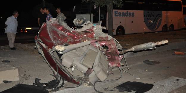 Otomobil kazada ikiye bölündü!