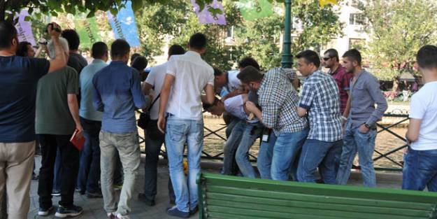 Demirtaş'ın afişine bıçakla saldırdılar