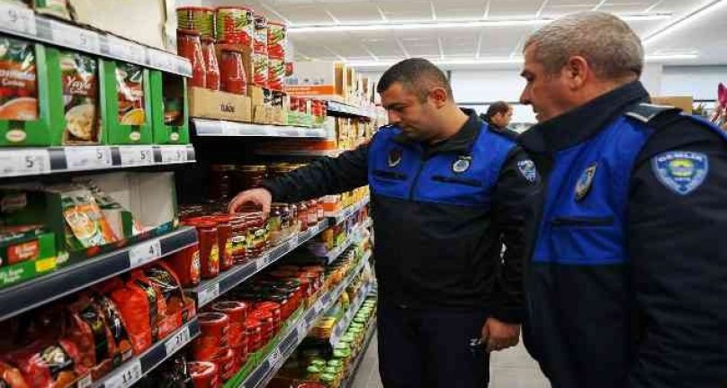 Bursa'da zabıtalar market denetiminde