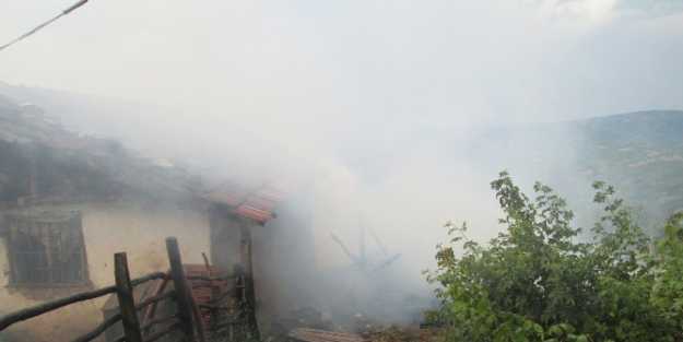 Yıldırım Düşen Samanlık Alev Alev Yandı