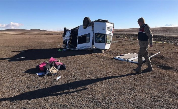 Öğrenci servisi devrildi: 1 öğrenci öldü, 14 öğrenci yaralandı