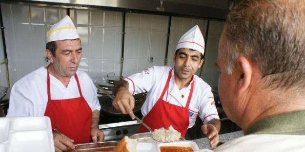 Mezitli Aşevi Sıcak Yemek Dağıtmaya Devam Ediyor