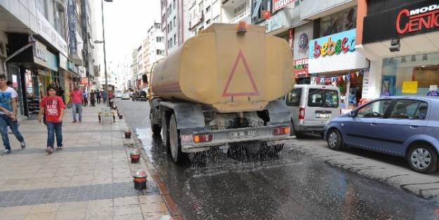 Çarşi Esnafının Talepleri Üzerine Serinlik Vermek Ve Nem Oranı İçin Çarşi Ve Şehir Merkezinde Sulama