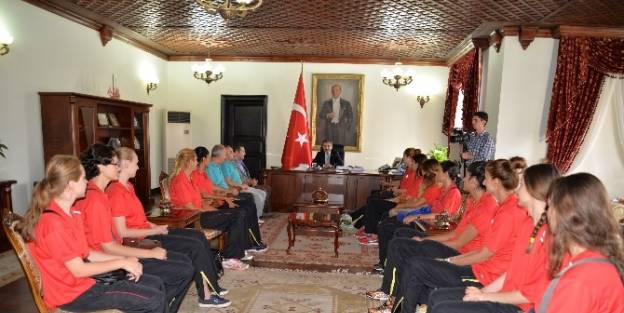 Bayan Voleybolcular Vali’yi Ziyaret Etti