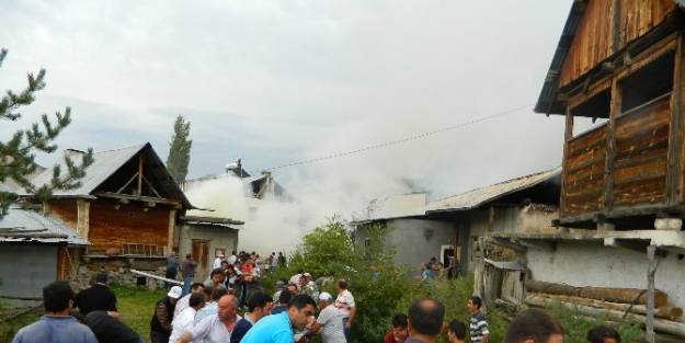 Türkgözü Köyünde Çikan Yangında 5 Ev, 6 Samanlık Kül Oldu