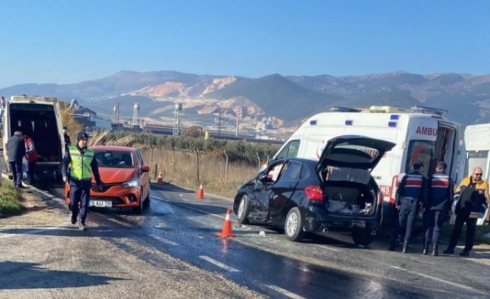 Bursa'da minibüs ve otomobil çarpıştı