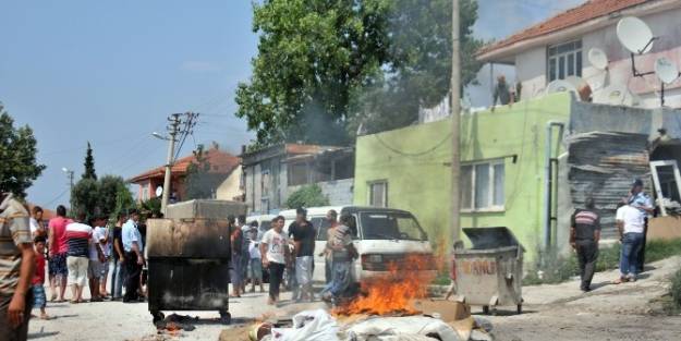 (özel Haber) Yalova'da Yol İsteyen Romanlar Yol Kapattı, Konteynırları Ateşe Verdi