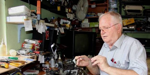 (özel Haber) Bursa’nın Son Daktilo Tamircisi Zamana Direniyor