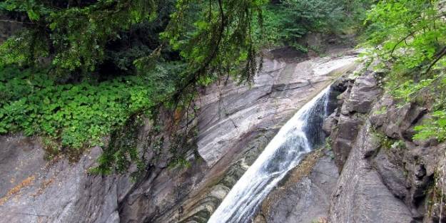 (özel Haber) 40 Derece Sıcaktan Kaçıp Kendilerini Şelaleye Attılar