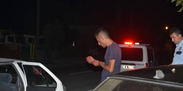 Otomobil Yoldan Çikip Ağaca Çarpti