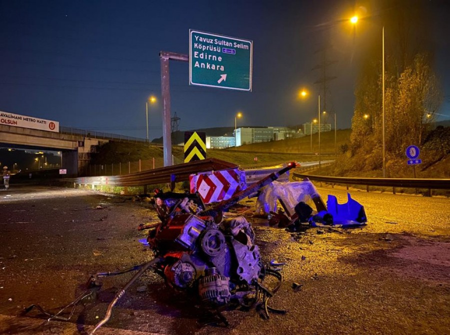 Bariyerlere çarpan aracın motoru yola fırladı