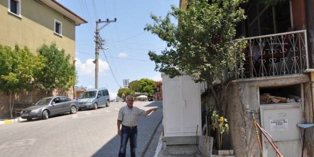 Yaya Kaldırımındaki Telefon Panosu Kazaya Davetiye Çikariyor