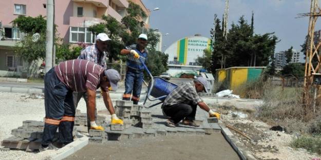 Erdemli'de Parke Yol Ve Kaldırım Çalişmalari Devam Ediyor