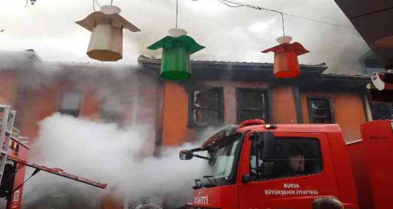 Bursa'da korkutan yangın! Tarihi cami yanındaki dükkan yandı