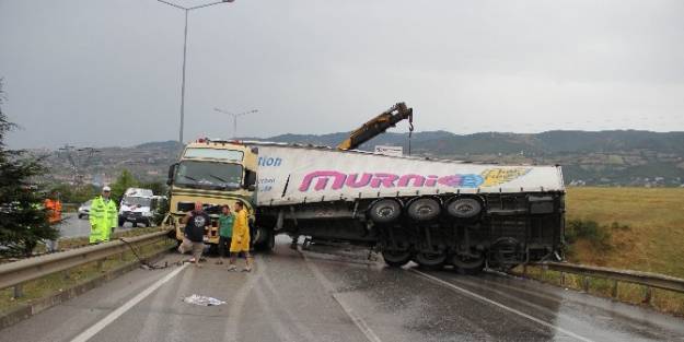 Sağanak Yağışta Kayan Tır Yolu Trafiğe Kapattı