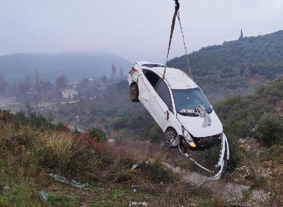 Bursa'da otomobil bariyerleri aşıp şarampole uçtu: 4 yaralı