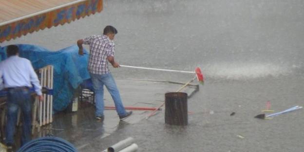 Kars’ta Sağanak Yağmur Hayatı Felç Etti