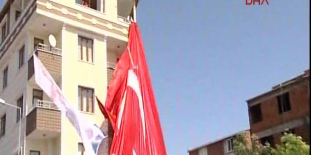 Esenyurt'ta bayrak krizi!
