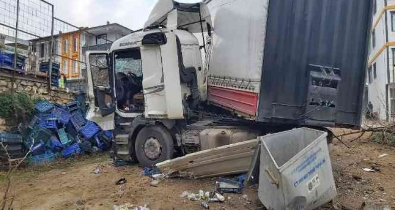 Bursa'da virajı alamayan TIR devrildi