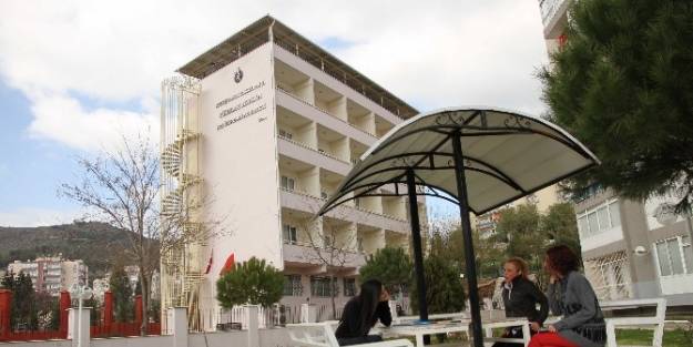 Karşıyaka'da Üniversiteli Kızlara 5 Yıldızlı Hizmet