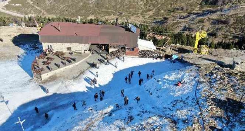 Uludağ'da suni kar yağışı başladı