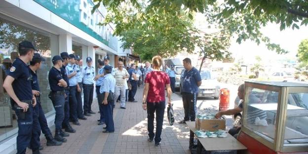 Polis Ve Zabıtadan Kaldırım İşgali Operasyonu