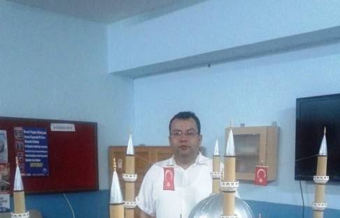 (özel) Ağaç Parçalarından Merkez Cami Maketi Yaptı