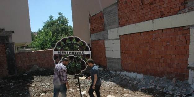 Köpek Öldüren Kişiye Siyah Çelenkli Protesto