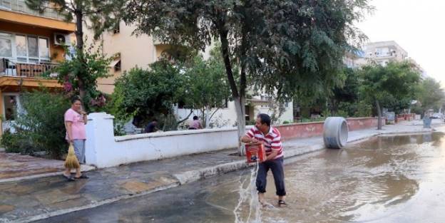 Milas'ta Tonlarca Su Boşa Aktı