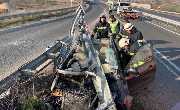 Feci kaza: Otomobil bariyerlere ok gibi saplandı