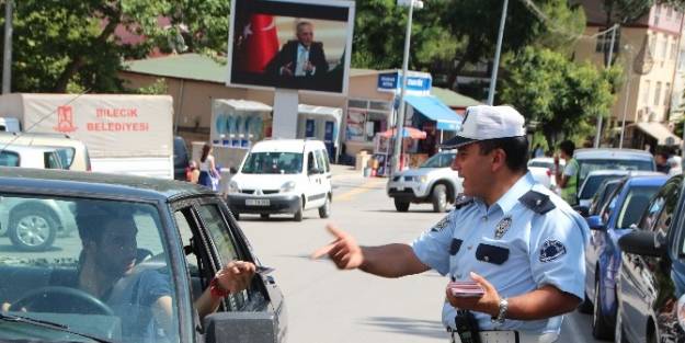 Trafik Polislerinden Emniyet Kemeri Bilgilendirme Broşürü